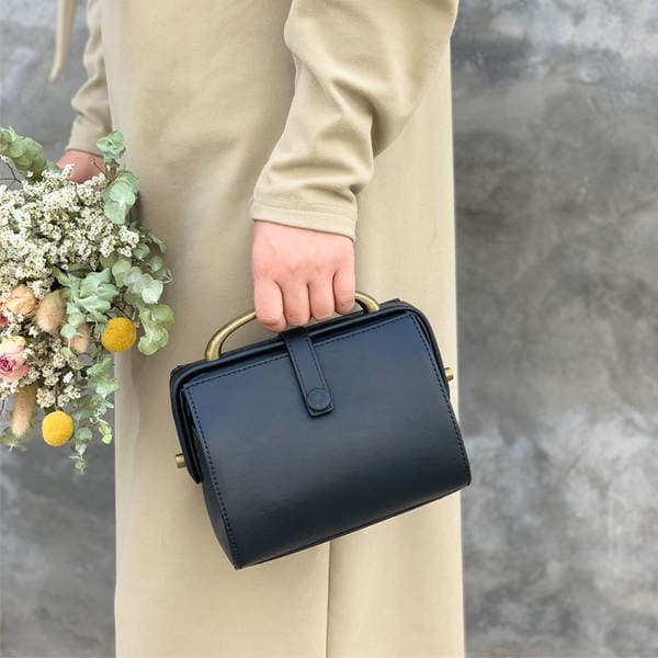 Wholesale Women's Large Capacity Crossbody Bag, Vintage Casual Vegetable Tanned Leather Doctor Bag, Commuter Handbag & Shoulder Bag