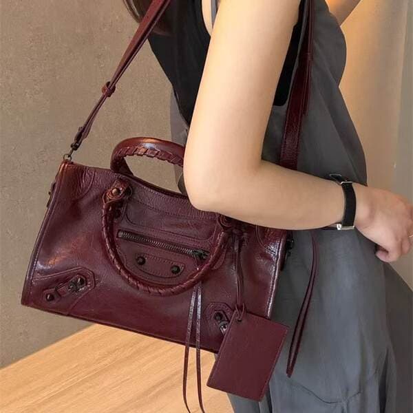 2026 New Lecity Motorcycle Bag Oil Wax Cowhide Niche Retro Studded Tote Bag Large Capacity Commuter Handbag For Women