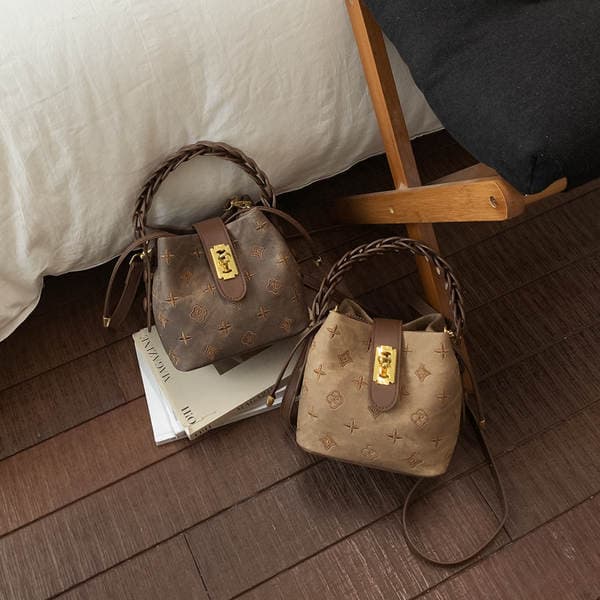 2026 New Luxury Monogram Shoulder Bag For Women Retro Versatile Crossbody Bag Niche Fashion Chain Woven Handbag