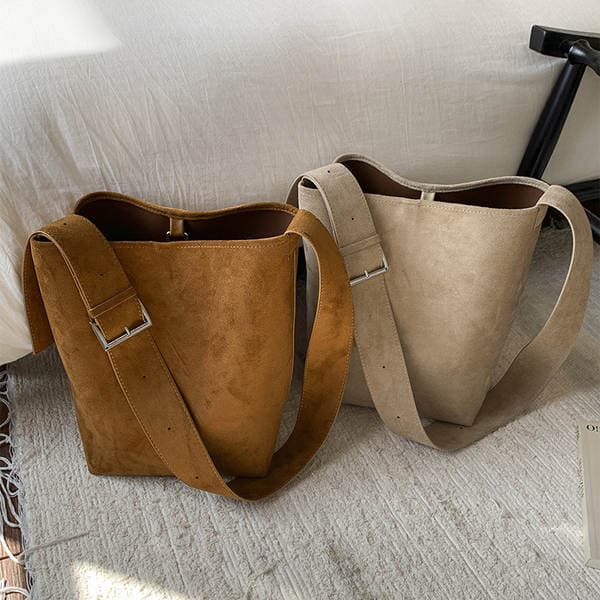 2026 Autumn/Winter Large Capacity Tote Bag For Women Students New Suede Shoulder Bag Simple Korean Style Commuter Bucket Bag