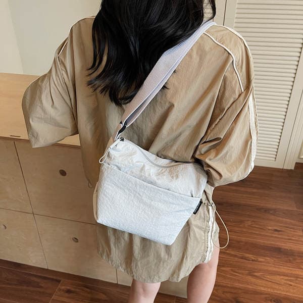 New Lightweight Nylon Casual Simple Commuter Shoulder Crossbody Bag Versatile Mobile Phone Bucket Bag
