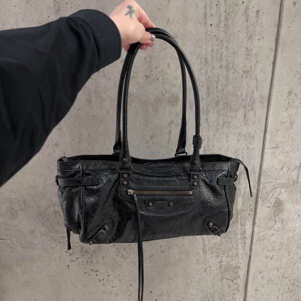 2025 New Women's Le City Horizontal Moto Bag Retro Spicy Girl Studded Bag Pleated Top Grain Cowhide Underarm Bag