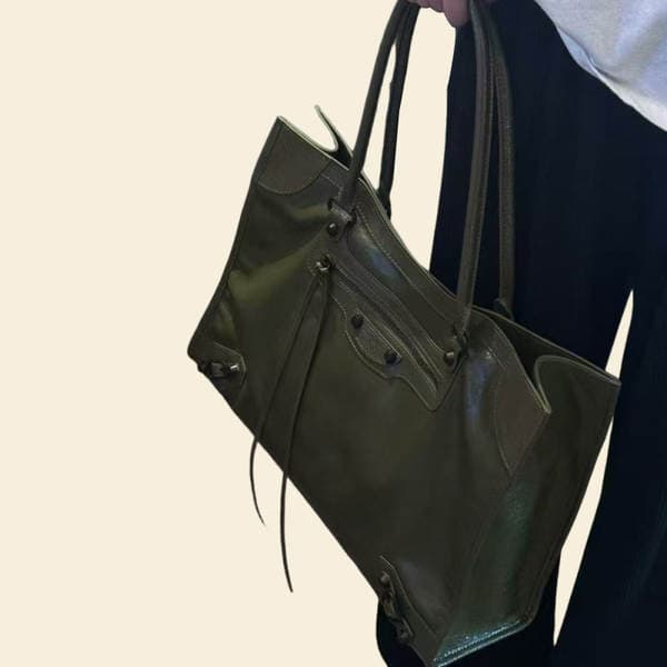 2026 Spring New Outlet Studded Bag Classic Retro Motorcycle Bucket Bag Top Grain Cowhide Shoulder Tote Bag For Women