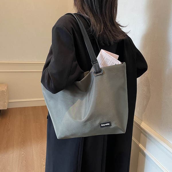 Minimalist Lightweight Nylon Tote Bag For Women 2025 New Large Capacity Commuter Bag Student Shoulder Bag Shopping Bag