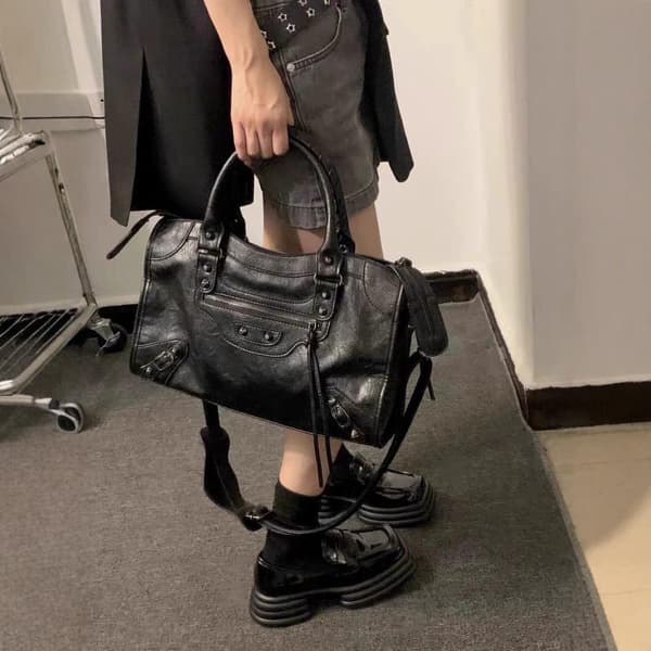 Niche Design French Fashion Studded Motorcycle Bag - High-End Large Capacity Shoulder Crossbody Handbag for ABG Style