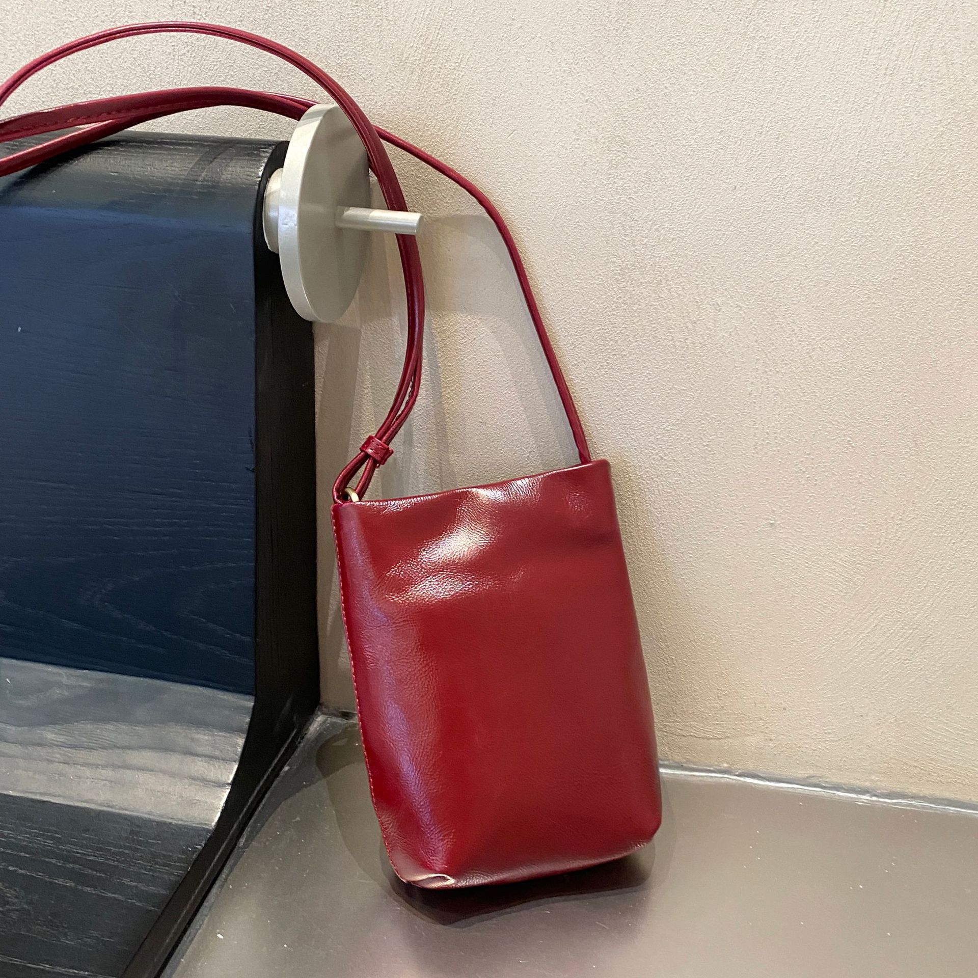 Top Layer Cowhide Bucket Bag - Versatile Soft Leather Crossbody & Small Phone Purse, Vintage Style - Thumbnail 3