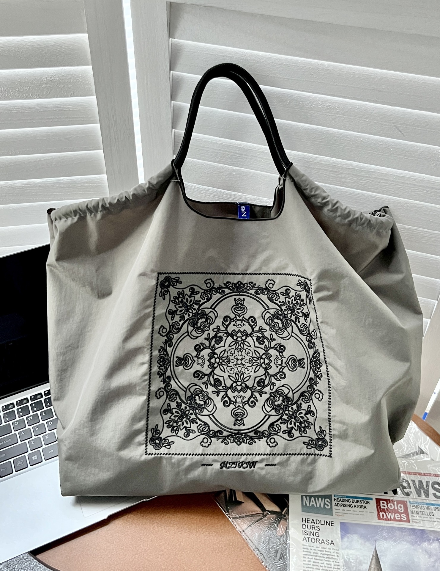 Embroidered Nylon Tote Bag - Large Capacity Canvas Crossbody Bag for Commuting - Thumbnail 22
