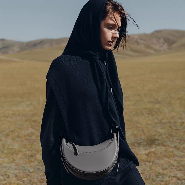 French Polene Style Niche Shoulder Crossbody Bag Women's Paris Genuine Leather Crescent Moon Bag Lychee Grain Saddle Bag - Thumbnail 3