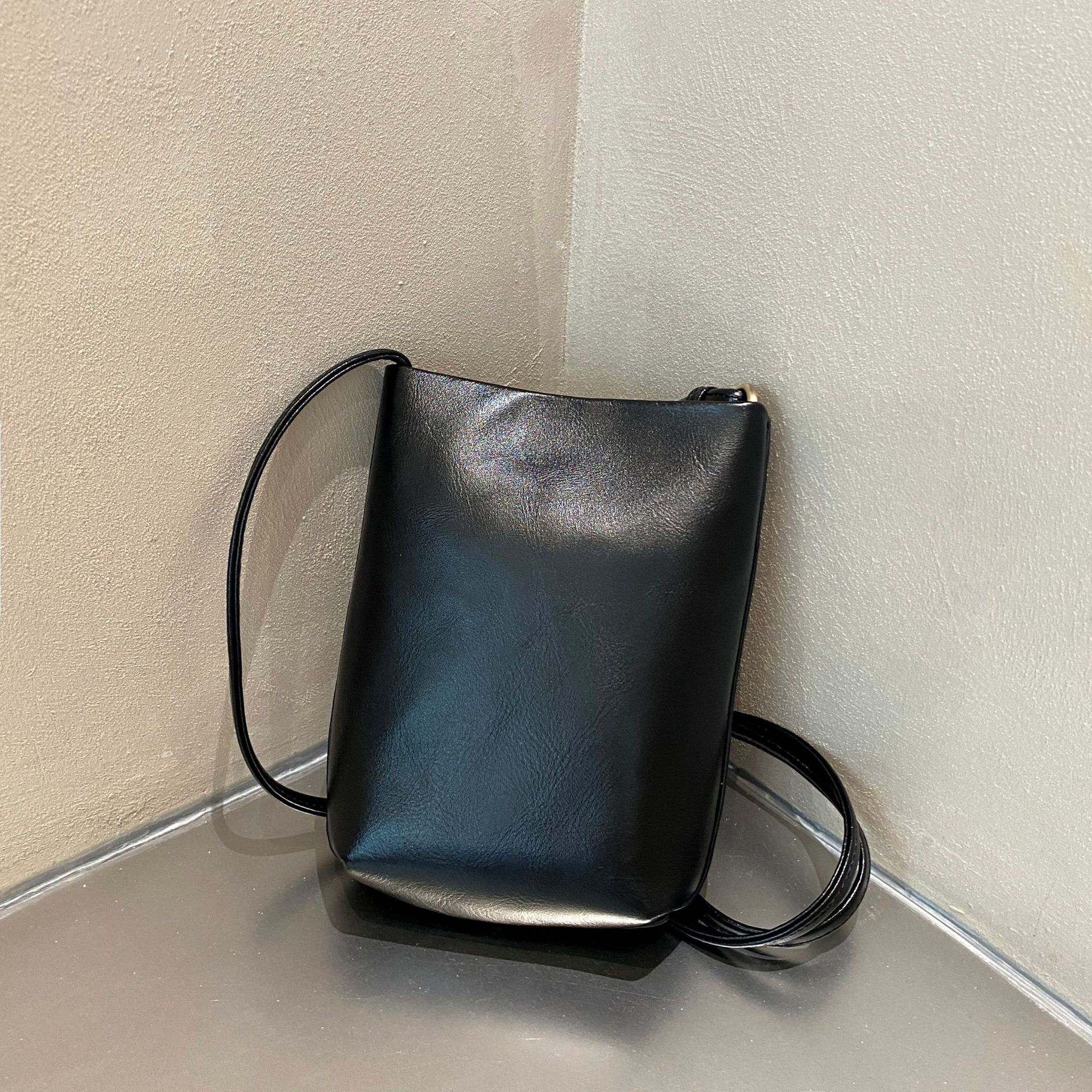 Top Layer Cowhide Bucket Bag - Versatile Soft Leather Crossbody & Small Phone Purse, Vintage Style - Thumbnail 6