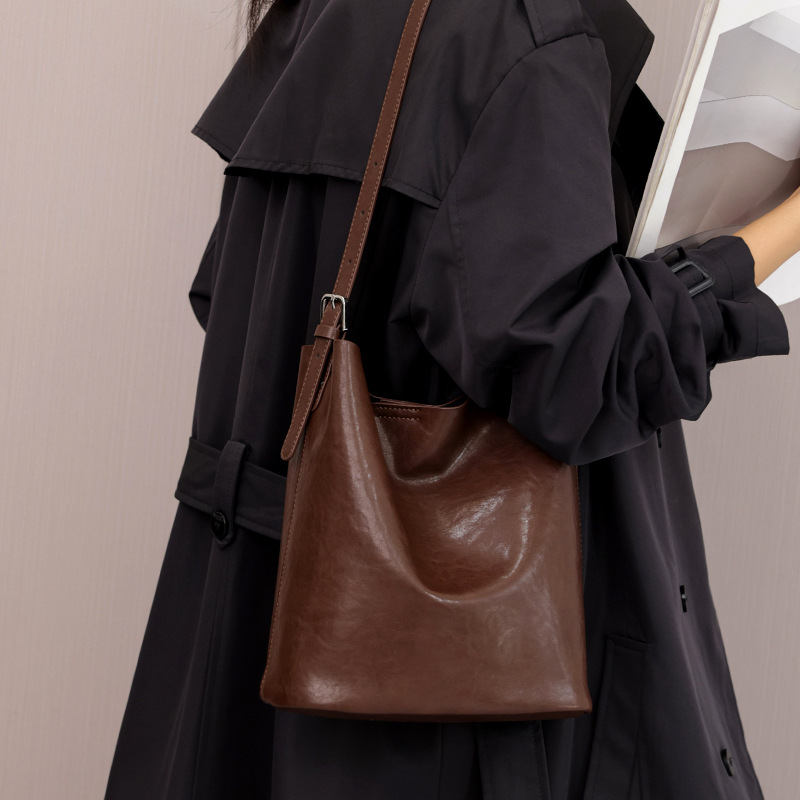 2025 New Vegetable Tanned Cowhide Bucket Bag - Vintage Fashionable Crossbody & Shoulder Bag - Thumbnail 12